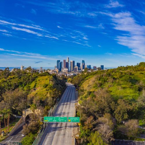 la skyline with hills